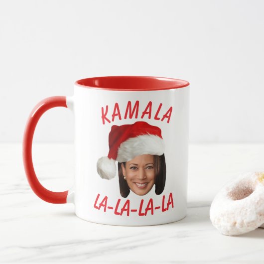 Grappig Kamala Harris Face Santa Hat Kerstmis Mok (Met donut)