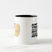Grappig, Kan een aardappel zijn dan altijd een aar Tweekleurige Koffiemok (Center)