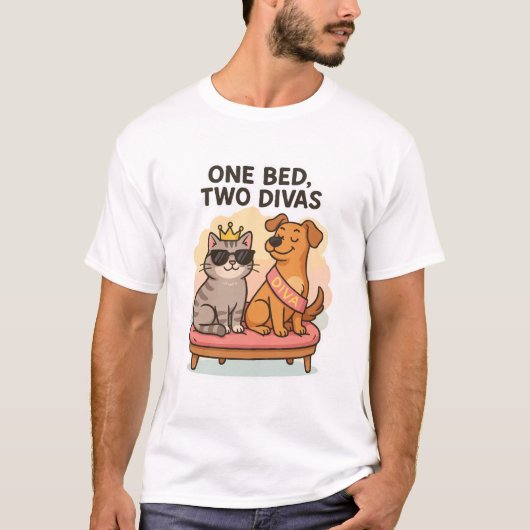 Grappig kat en hond T-shirt - een bed, twee diva's (Voorkant)