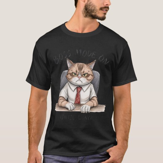 Grappig Kat T-shirt | Baas Modus Aan Tot Lunchtijd (Voorkant)