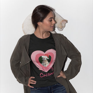 Grappig kerstcadeaufotograaf met kerstcadeau met P T-shirt