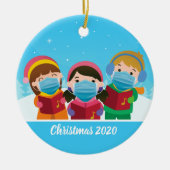 Grappig kerstCarolers in Face Mask Keramisch Ornament (Voorkant)