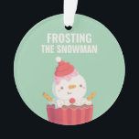Grappig kerstfeest, dat de Snowman Cupcake kanst Ornament<br><div class="desc">Een grappige kerstpun die "De sneeuwman bevuilt" met een illustratie van een schattige sneeuwman met de gevroren kerstman,  sproinkles en koekjesarmen. Perfect voor een zoete kerst!</div>