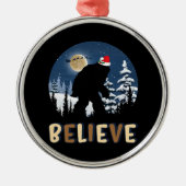 Grappig kerstfeest met Bigfoot Believe Sasquatch Metalen Ornament (Voorkant)