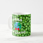 Grappig kerstfeest "Peas on Earth" Punny Cute Koffiemok (Voorkant links)