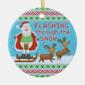 Grappig kerstfeest | Sinterklaas die door de sneeu Keramisch Ornament (Voorkant)