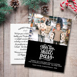 Grappig kerstfeestdagen Foto aangepaste tekst Briefkaart<br><div class="desc">Een Fun-vakantiefoto-briefkaart met kalligrafietype dat "dit zal ook overgaan" en uw familiefoto leest.  Voeg uw aangepaste groet en familienamen toe.  Een kaart die zeker een glimlach brengt naar vrienden en familie.</div>