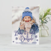 Grappig kerstfoto-Baby. Het is buiten Covid Feestdagenkaart (Staand voorkant)