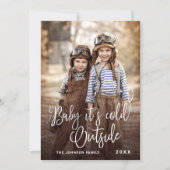 Grappig kerstfoto-Baby Het is koud buiten Feestdagenkaart (Voorkant)