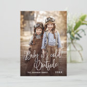 Grappig kerstfoto-Baby Het is koud buiten Feestdagenkaart (Staand voorkant)