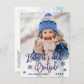 Grappig kerstfoto-Baby Het is koud buiten Feestdagenkaart (Voorkant / Achterkant)