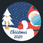 Grappig kerstkerstkerstkerstbedekking in Face Mask Ronde Sticker<br><div class="desc">Grappig kerstfeest 2020 sticker met kerstman met een gezichtsmasker om Covid te bestrijden tijdens de pandemie. Help Kris Kringle veilig te houden tijdens de quarantaine van het Coronavirus door sociale afstand en het dragen van maskers voor uw vrienden en familie. Een cadeau voor de feestelijke humor met een mooie blauwe...</div>