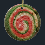 Grappig kerstkoekje Pun Romantic Gift Keramisch Ornament<br><div class="desc">De voorkant van deze dubbelzijdige versiering heeft een rood en groen rondgedraaid kerstsuikerkoekje. De rug die je kunt personaliseren om te zeggen wat je maar wilt. Op dit moment staat er een schattige romantische koekjessnoer voor een vriend of vriendin, echtgenoot of vrouw. "Dough my Goodness, het was Love at first...</div>