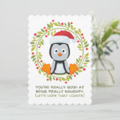 Grappig kerstpinguïn Good om Naughty te zijn Feestdagenkaart (Staand voorkant)