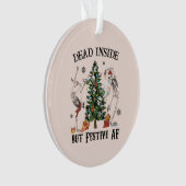 Grappig kerstskelet - dood van binnen maar feestel ornament (voorkant)