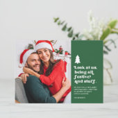 Grappig kijk ons feestelijke kerstfoto feestdagenkaart (Staand voorkant)