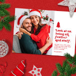 Grappig kijk ons kerstfoto | Rood Feestdagenkaart<br><div class="desc">Deze grappige vakantiefotokaart heeft een retro-stijl typografie met de tekst "Look at us, being all feestive and stuff" in het rood op een witte achtergrond. Een kleine kerstboom voegt die speciale feestelijke toets toe. Don die kerstmutsen, rendieren gewei, lelijke truien, of andere duidelijke kerst kleding en accessoires. Maak dan wat...</div>