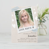 Grappig Kijk wie 8e verjaardag uitnodigingen draai (Staand voorkant)