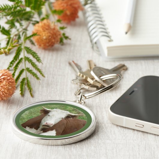 Grappig kijkend Koe in Grass Sleutelhanger (Zijkant)