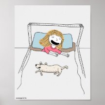 Grappig kinder poster meisje en hond samen in bed