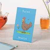 Grappig kippenbijtende witte cartoon reclamebord met voetstuk (Insitu)