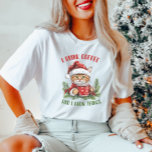 Grappig Koffie Kerst Kat T-shirt<br><div class="desc">Grappig Kerstkat Shirt, Kattenliefhebber Koffie Gift, Ik Drink Koffie Vakantie Shirt, Kat met Koffie Mok. Vier het vakantieseizoen met dit geestige T-shirt voor kerstkatten! Met een feestelijke poes die van koffie geniet, is het het ideale shirt voor kattenliefhebbers en koffiedrinkers die een slim vakantieontwerp waarderen. 𝐓𝐡𝐞☛​̳"​̳𝙀​̳𝘿 ​̳ 𝙄 ​̳ 𝙏...</div>