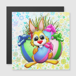 Grappig konijn bijt in een paasei