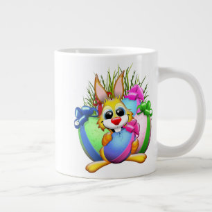 Grappig konijn bijt in een paasei grote koffiekop