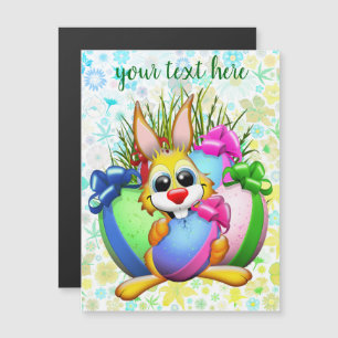 Grappig konijn dat een paasei bijt