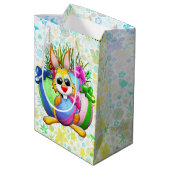 Grappig konijn dat een paasei bijt medium cadeauzakje (Achterkant Gekanteld)