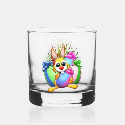 Grappig konijn dat een paasei bijt whisky glas (Voorkant)