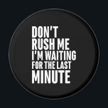 Grappig laatste minuut procrastination, steek me n magneet<br><div class="desc">Maak me niet druk. Ik wacht op het laatste moment. Grappig citaatontwerp voor mensen die genieten van humor, sarcasme, pun, grappen en grappig sarcastisch gezegde. Deze coole typografische koopwaar is geweldig om wat plezier en lach te verspreiden. Licht je dag op en laat iemand vandaag glimlachen. Geweldig kerstcadeau en verjaardagscadeau...</div>