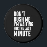Grappig laatste minuut procrastination, steek me n magneet<br><div class="desc">Maak me niet druk. Ik wacht op het laatste moment. Grappig citaatontwerp voor mensen die genieten van humor, sarcasme, pun, grappen en grappig sarcastisch gezegde. Deze coole typografische koopwaar is geweldig om wat plezier en lach te verspreiden. Licht je dag op en laat iemand vandaag glimlachen. Geweldig kerstcadeau en verjaardagscadeau...</div>