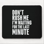 Grappig laatste minuut procrastination, steek me n muismat<br><div class="desc">Maak me niet druk. Ik wacht op het laatste moment. Grappig citaatontwerp voor mensen die genieten van humor, sarcasme, pun, grappen en grappig sarcastisch gezegde. Deze coole typografische koopwaar is geweldig om wat plezier en lach te verspreiden. Licht je dag op en laat iemand vandaag glimlachen. Geweldig kerstcadeau en verjaardagscadeau...</div>