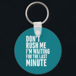 Grappig laatste minuut procrastination, steek me n sleutelhanger<br><div class="desc">Maak me niet druk. Ik wacht op het laatste moment. Grappig citaatontwerp voor mensen die genieten van humor, sarcasme, pun, grappen en grappig sarcastisch gezegde. Deze coole typografische koopwaar is geweldig om wat plezier en lach te verspreiden. Licht je dag op en laat iemand vandaag glimlachen. Geweldig kerstcadeau en verjaardagscadeau...</div>