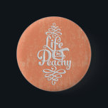 Grappig leven is peachy girly perzik en wit ontwer ronde button 5,7 cm<br><div class="desc">Een grappig meisjesleven is perzikkleurige witte motivatie typografie gezegde ontwerp. Een grappig citaat op perzikkleur papier textuur achtergrond. De perfecte humor cadeau idee voor haar of iemand bij elke gelegenheid.</div>