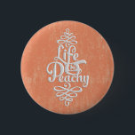 Grappig leven is peachy girly perzik en wit ontwer ronde button 5,7 cm<br><div class="desc">Een grappig meisjesleven is perzikkleurige witte motivatie typografie gezegde ontwerp. Een grappig citaat op perzikkleur papier textuur achtergrond. De perfecte humor cadeau idee voor haar of iemand bij elke gelegenheid.</div>
