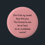 Grappig lief gezicht oma gezegde knop ronde button 5,7 cm<br><div class="desc">Op deze knop staat 'Laat je niet voor de gek houden door mijn lieve gezicht'. Deze oma kan zo hard zijn als een overgebakken koekje!"</div>