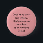 Grappig lief gezicht oma gezegde knop ronde button 5,7 cm<br><div class="desc">Op deze knop staat 'Laat je niet voor de gek houden door mijn lieve gezicht'. Deze oma kan zo hard zijn als een overgebakken koekje!"</div>