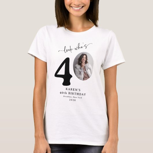 Grappig 'Look Who's 40' Stijlvolle 40e verjaardag T-shirt (Voorkant)