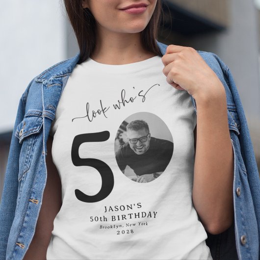 Grappig 'Look Who's 50' Stijlvolle 50e verjaardag T-shirt