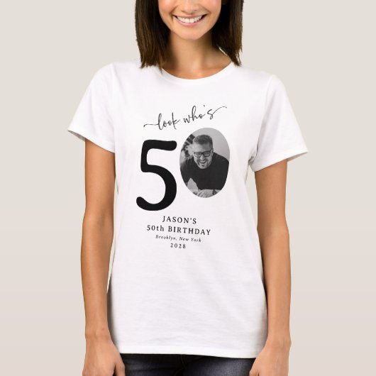 Grappig 'Look Who's 50' Stijlvolle 50e verjaardag T-shirt (Voorkant)