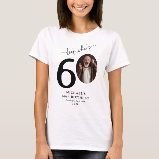Grappig 'Look Who's 60' Stijlvolle 60e verjaardag T-shirt (Voorkant)