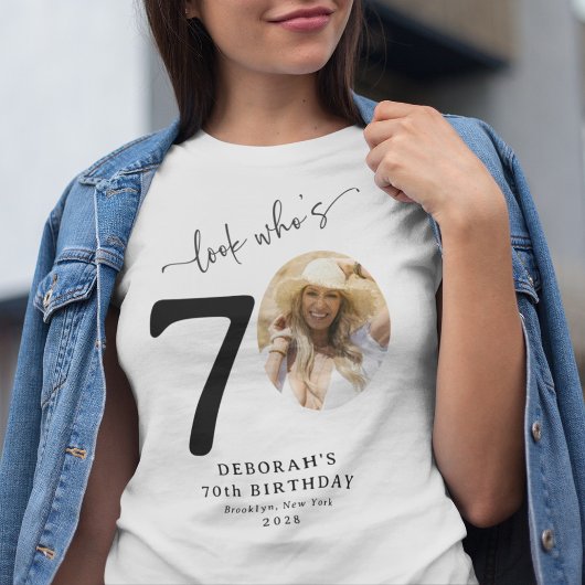 Grappig 'Look Who's 70' Stijlvolle 70e verjaardag T-shirt