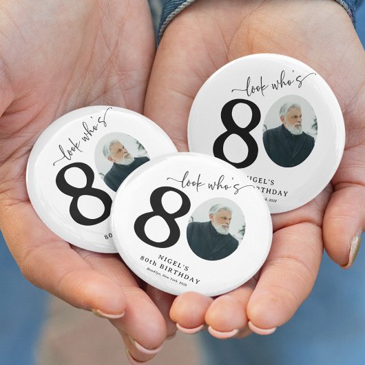Grappig 'Look Who's 80' Stijlvolle 80e verjaardag Ronde Button 6,0 Cm