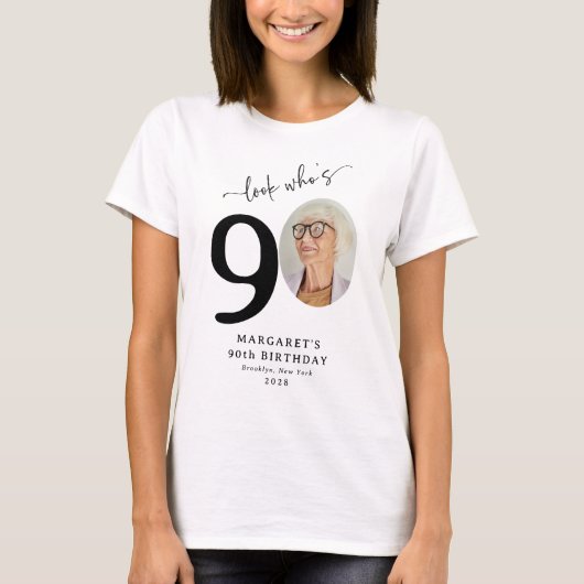 Grappig 'Look Who's 90' Stijlvolle 90e verjaardag T-shirt (Voorkant)