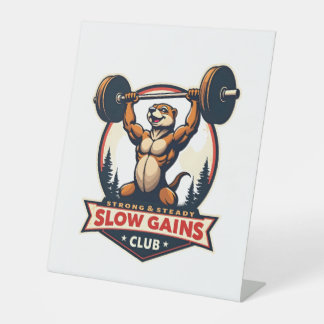 Grappig luiaard gymshirt vintage sterk en langzaam reclamebord met voetstuk