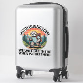 Grappig luiaard Wandelteam we komen daar wel wanne Sticker (Koffer)