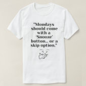 Grappig Maandag Snooze Button T-shirt – Skip Monda (Design voorkant)