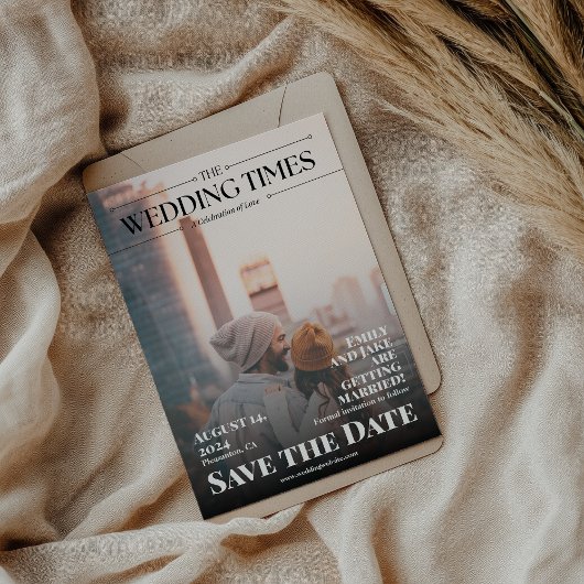 Grappig magazine krant huwelijksfoto save the date